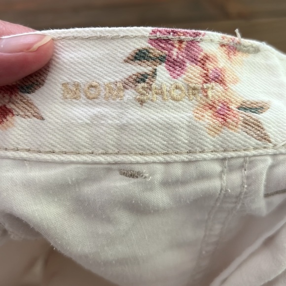American Eagle White Floral High Waisted Mom Shorts 2 - Picture 4 of 5